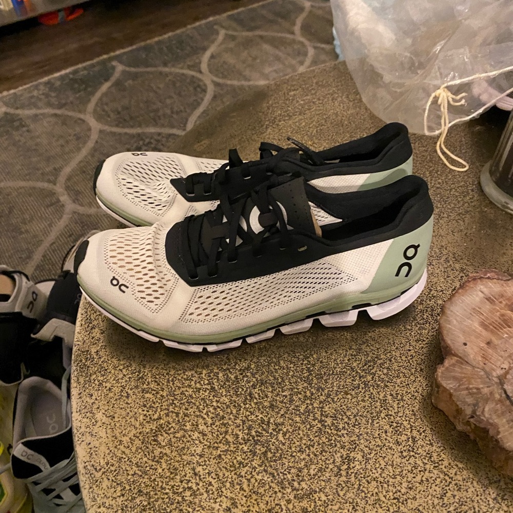 On cloud tech running shoe